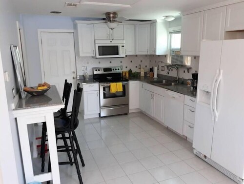 Viihtyisä Studio-mökki "The Hillillä" kävelymatkan päässä kaikesta! Eläintarha, puisto!