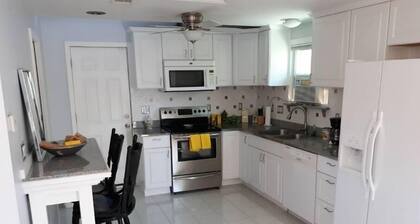 Viihtyisä Studio-mökki "The Hillillä" kävelymatkan päässä kaikesta! Eläintarha, puisto!