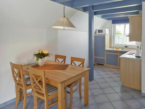 Dining - Beautiful apartment in villa for 4 people with TV, terrace and pets allowed (Bremerhaven)