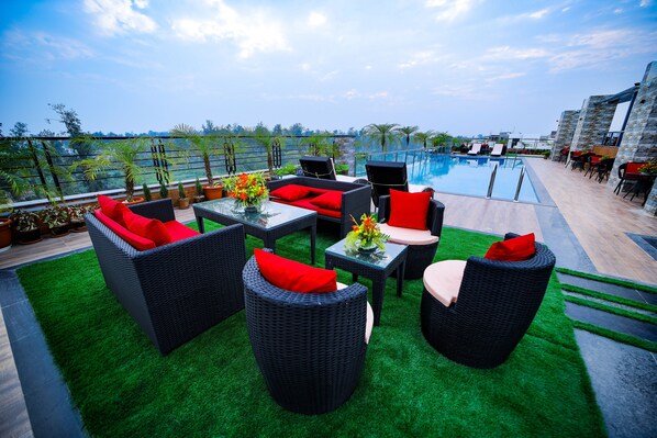 حمام سباحة على السطح