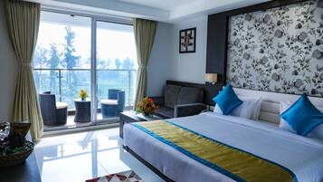 Club Room | Desk, iron/ironing board (on request), free WiFi, bed sheets