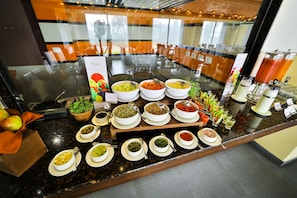 Breakfast buffet - Cygnett Inn Sea View (Kanthi)