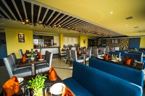 حيث تُقدم وجب ات الإفطار، الغداء، العشاء، الأطباق الهندية