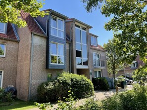 Exterior - Beautiful apartment for 2 guests with WIFI, TV, balcony and pets allowed (Bremerhaven)