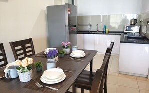 Kylskåp, mikrovågsugn och grytor/köksredskap