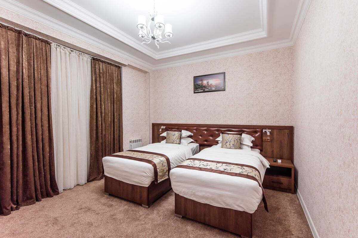 Deluxe Room | In-room safe, desk, laptop workspace, soundproofing