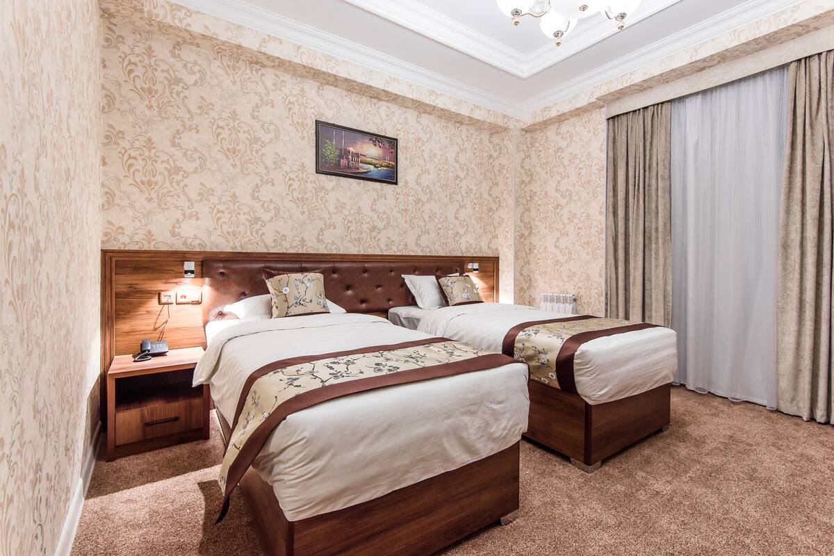 Standard Twin Room | In-room safe, desk, laptop workspace, soundproofing