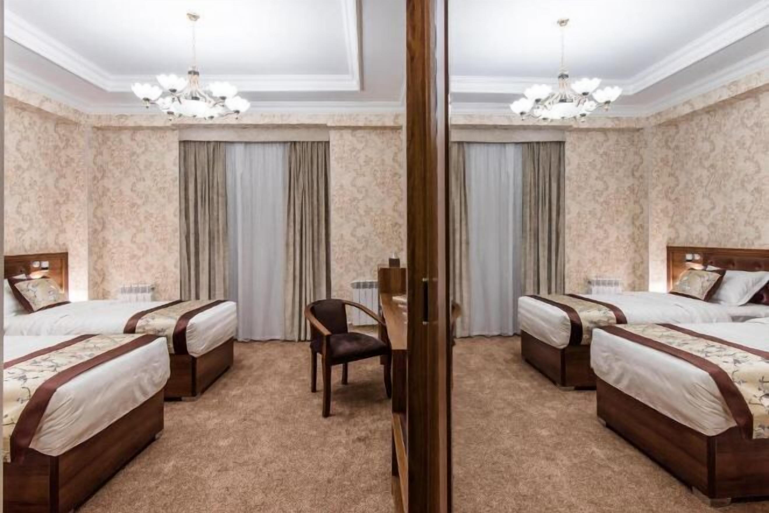 Cofres nos quartos, escrivaninha, espaço de trabalho para notebook