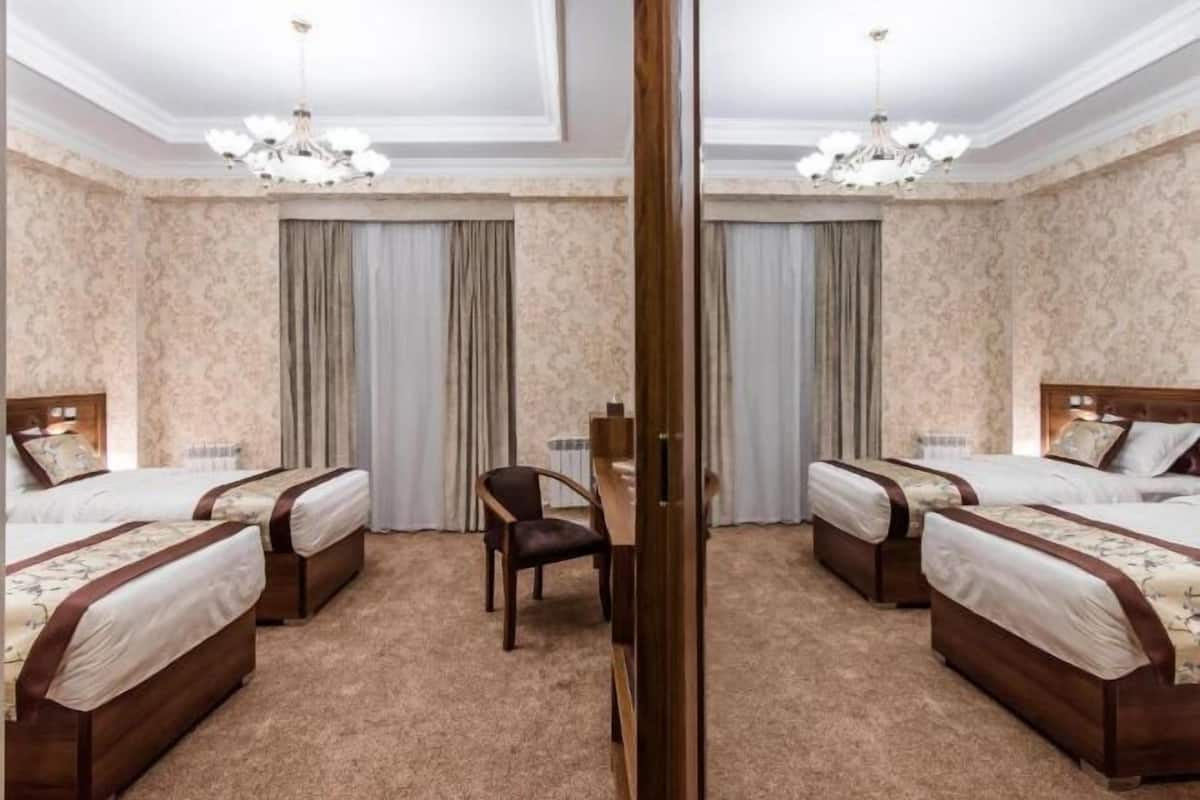 1 habitación, caja de seguridad en la habitación y escritorio