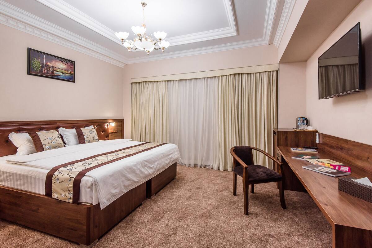 Standard Double Room | In-room safe, desk, laptop workspace, soundproofing
