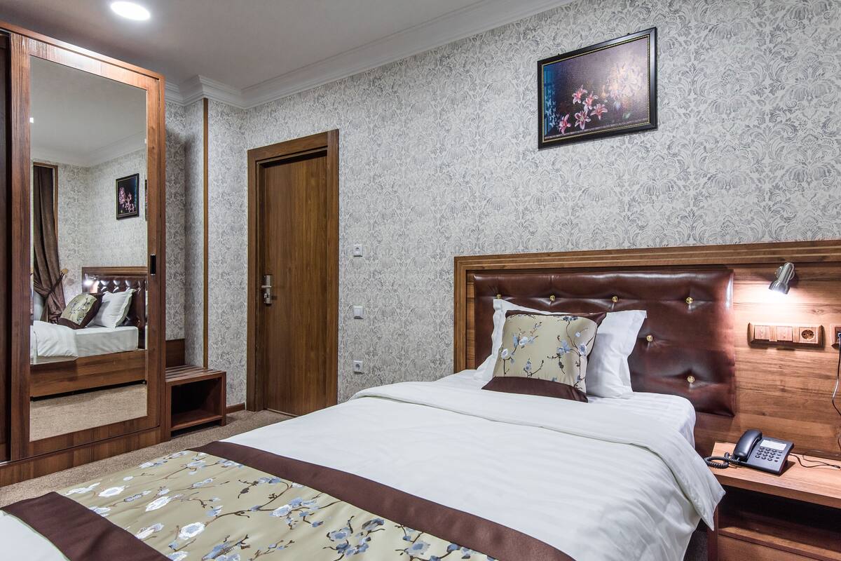 Standard Single Room | In-room safe, desk, laptop workspace, soundproofing