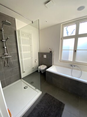 Habitación Confort doble (2) | Baño | Artículos de higiene personal gratuitos, secador de pelo y toallas