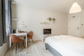 Individually decorated, individually furnished, desk, laptop workspace - B&B De Hoogmolen (Bruges)
