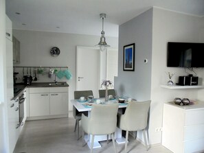 Kühlschrank, Ofen, Herdplatte, Wasserkocher mit Kaffee-/Teezubehör