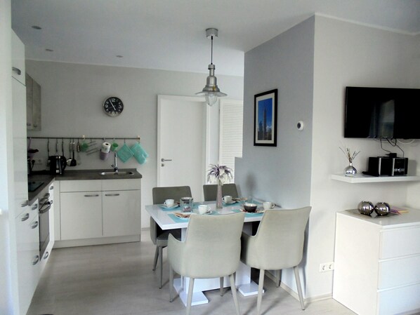 Geladeira, fogão, cooktop, cafeteira/chaleira