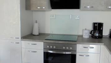 Geladeira, fogão, cooktop, cafeteira/chaleira