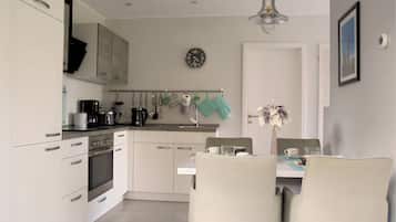 Fridge, oven, stovetop, coffee/tea maker