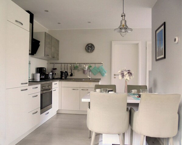 Fridge, oven, stovetop, coffee/tea maker