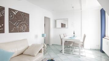 Televisie, een dvd-speler en een stereo