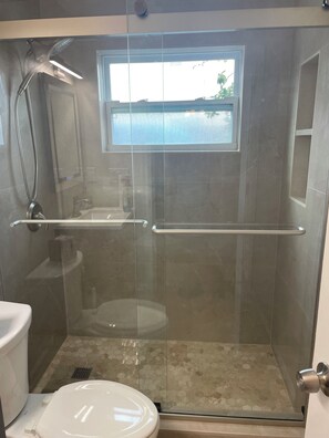 Ensemble douche/baignoire, sèche-cheveux, serviettes fournies, savon