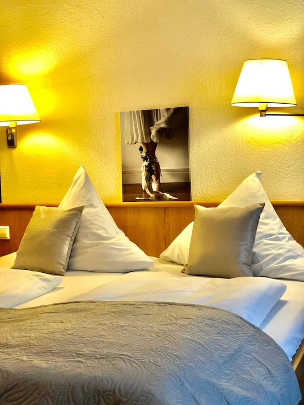Triple Room | Individually decorated, individually furnished, desk, laptop workspace - Hotel Austria Stuttgart-City (Stuttgart)