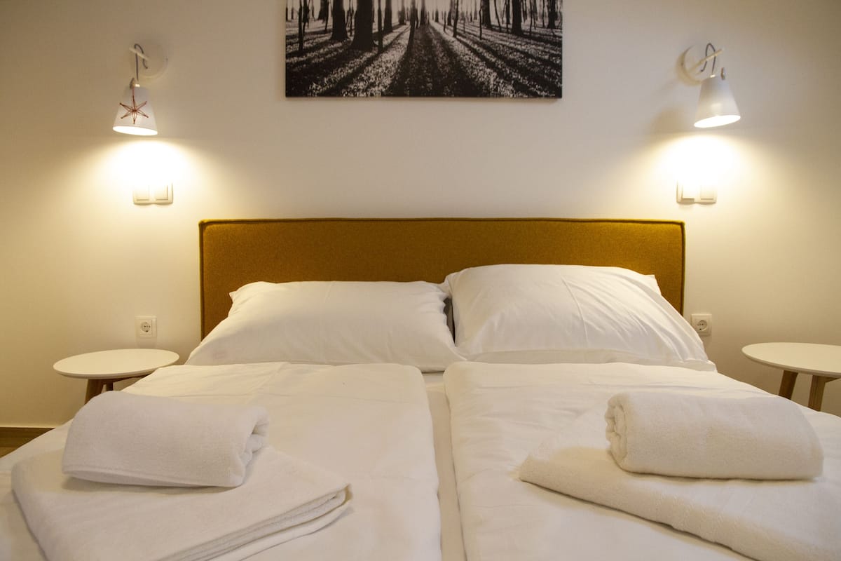 2 bedrooms, laptop workspace, free cribs/infant beds, free WiFi