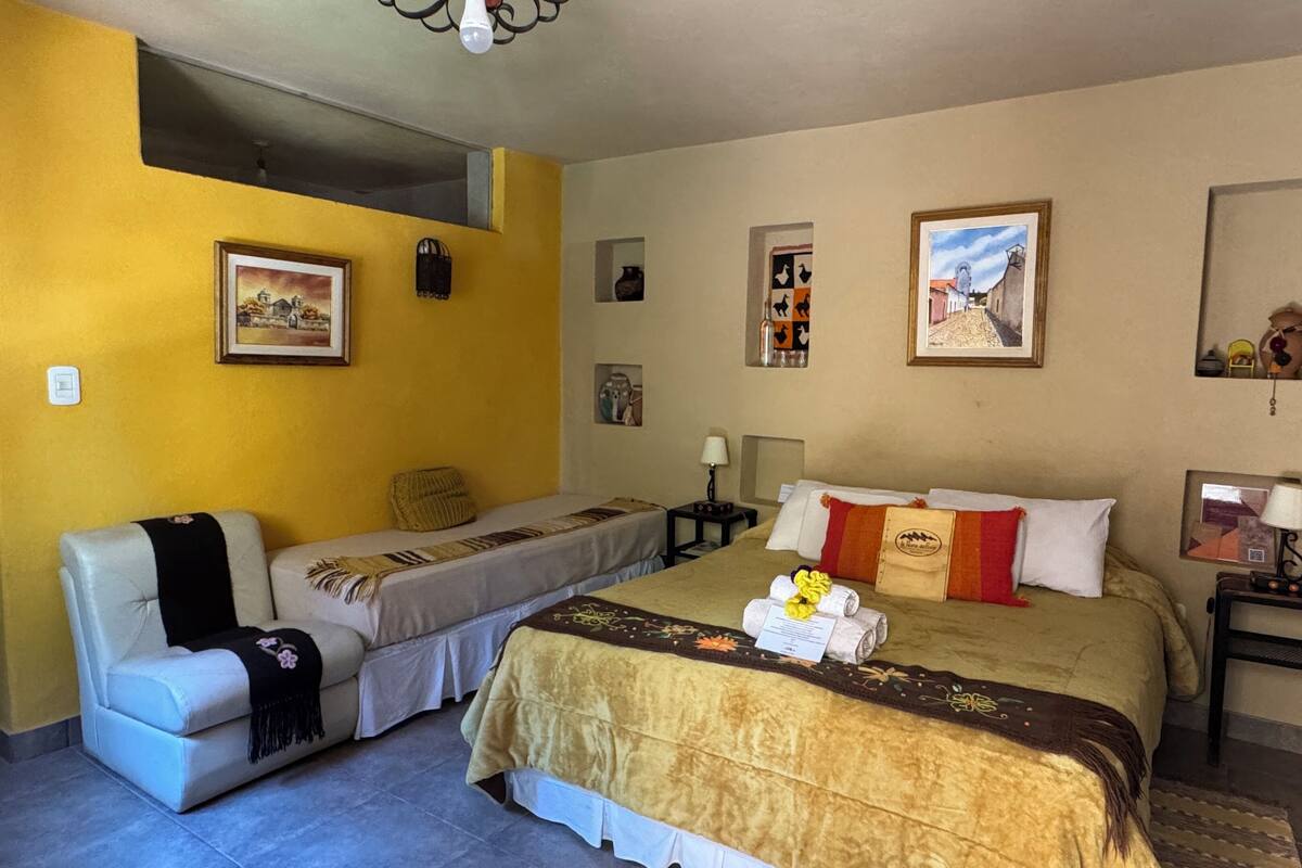 Habitación Confort con 1 cama matrimonial o 2 individuales (Amarilla) | Ropa de cama de alta calidad, edredón y camas con pillow-top