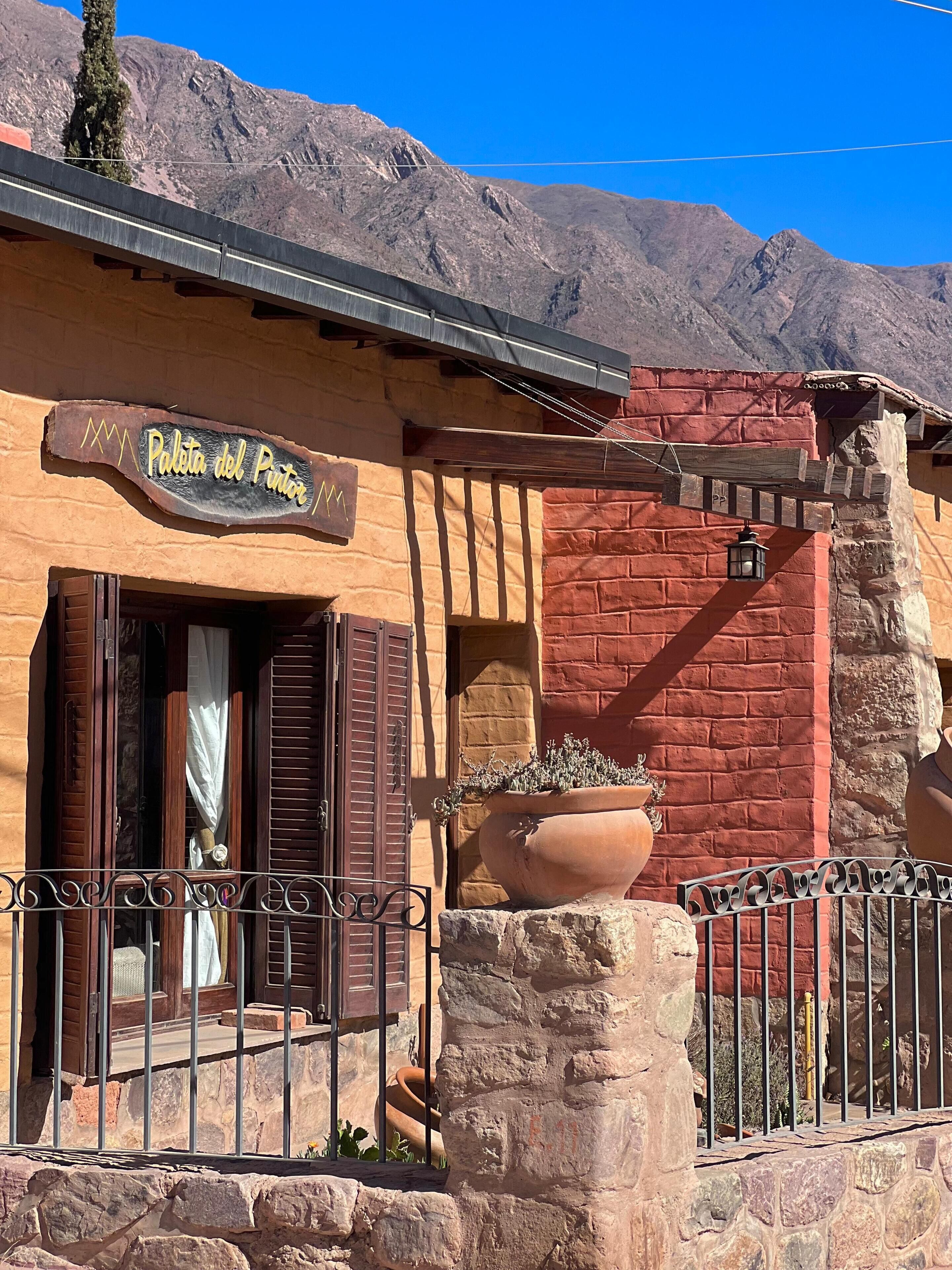 Un edificio rústico con un letrero que dice "Palota del Pintor".
