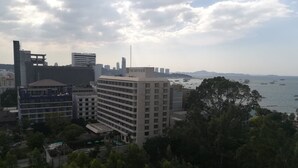 Un hotel de varios pisos con vista a la bahía y barcos.