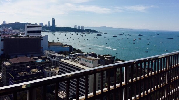Vista de la ciudad con el mar, incluyendo barcos y edificios.