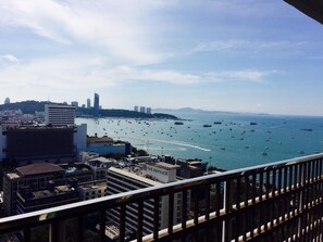Vista de la ciudad con el mar, incluyendo barcos y edificios.