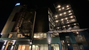 Fachada del alojamiento - Noche