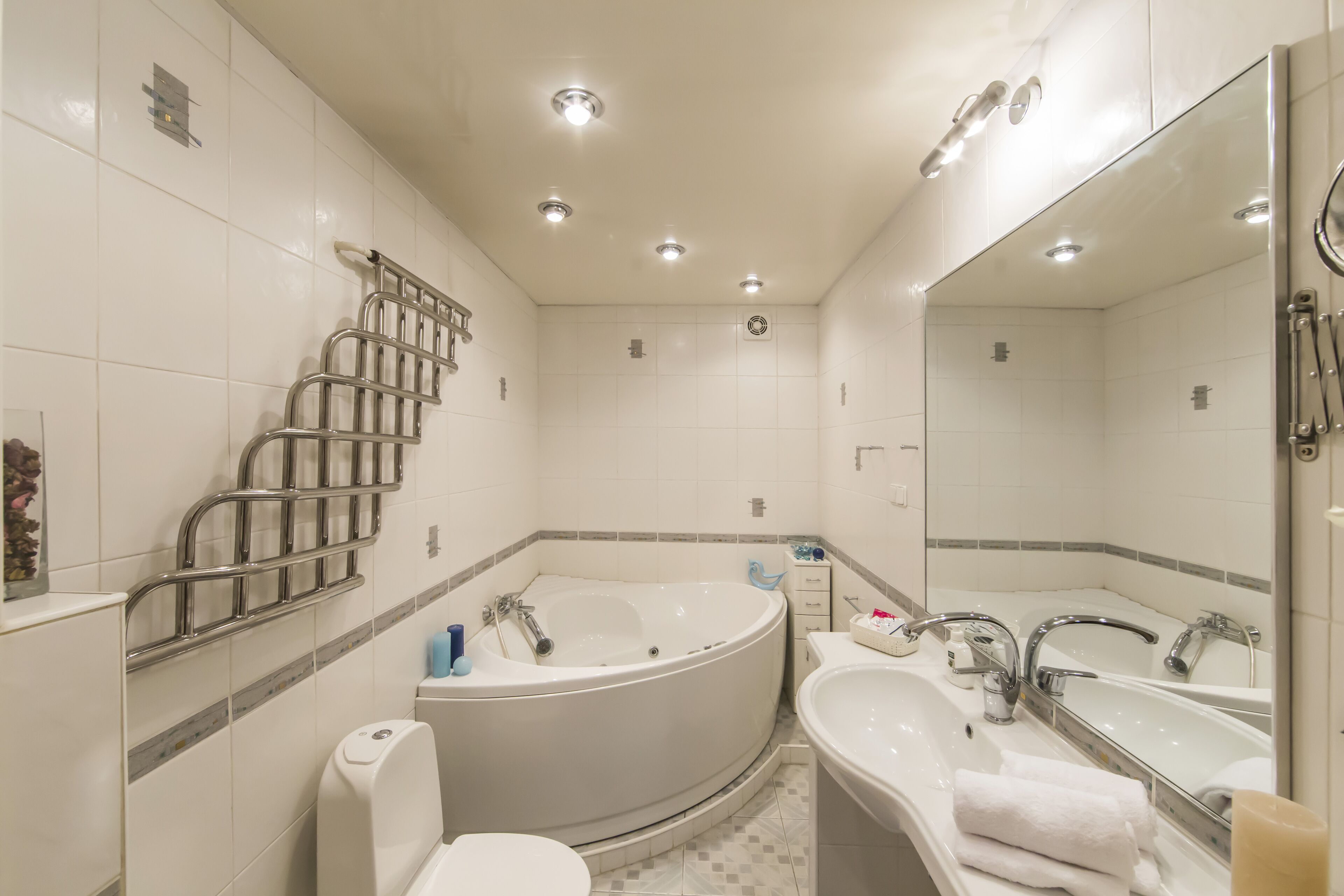 Comfort appartement, 2 slaapkamers | Badkamer | Een aparte badkuip en douche, pantoffels, handdoeken