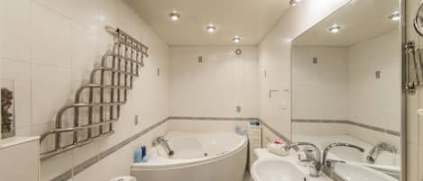 Appartement Confort, 2 chambres | Salle de bain | Baignoire et douche séparées, pantoufles, serviettes fournies