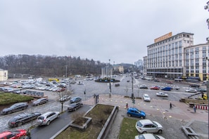 A busy urban intersection with a large building labeled "ЦИТРУС" in the background.