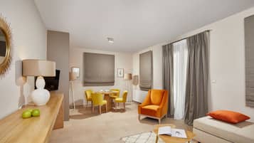 Executive-Suite | Wohnbereich | Flachbildfernseher