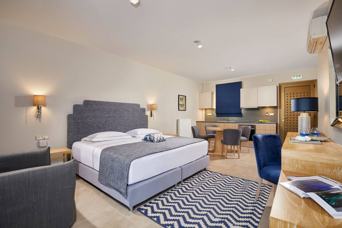 Junior Double or Twin Room, Mountain View | Premium bedding, desk, laptop workspace, blackout drapes