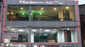 Een gebouw met een tweelaags ontwerp, met een zakenhotel en een restaurant op de begane grond.