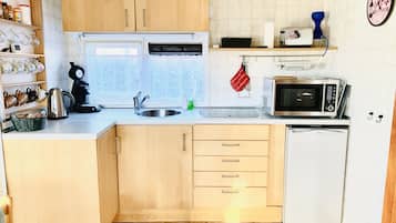 Fridge, oven, stovetop, coffee/tea maker