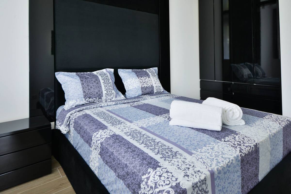 1 bedroom, premium bedding, desk, laptop workspace