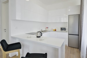 Microwave, oven, stovetop, electric kettle - Blue Moon Apartments (Budva)