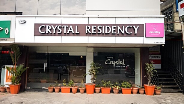 L’extérieur de Crystal Residency, un immeuble sur lequel on peut voir une enseigne indiquant qu’il est géré par NexStay Hotels and Resorts.