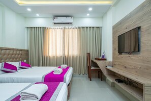 Escritorio, sistema de insonorización y wifi gratis