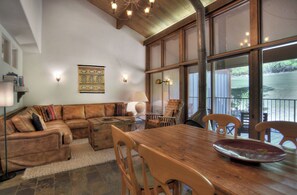 Una Smart TV, una chimenea