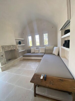 Smart TV, fireplace