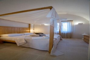 5 bedrooms, iron/ironing board, travel cot, WiFi