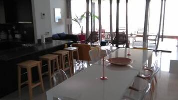Apartment, 2 Bedrooms | Makan dalam bilik