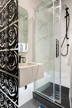 Apartment (2 Bedrooms) | Bathroom | Separate tub and shower, free toiletries, hair dryer, towels