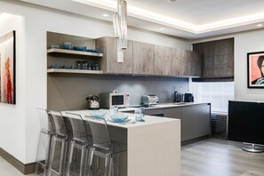 อพาร์ทเมนท์ (2 Bedrooms) | ครัวส่วนตัว | ตู้เย็นขนาดใหญ่, ไมโครเวฟ, เตาอบ, เตาประกอบอาหาร