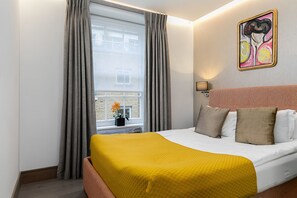 อพาร์ทเมนท์ (2 Bedrooms) | 2 ห้องนอน, โต๊ะทำงาน, พื้นที่ทำงานแบบใช้แล็ปท็อป, ผ้าม่านกันแสง